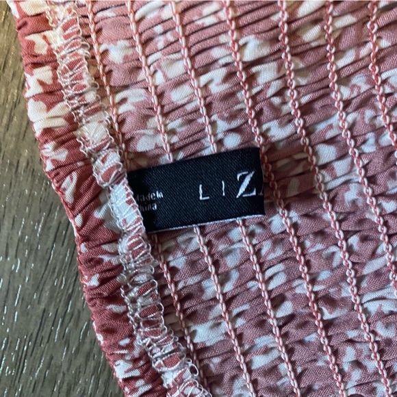 Cute ZAFUL summer floral pink and white tied shirt. Adjustable and stretchy - Picture 3 of 3